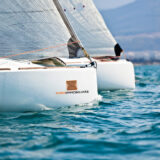 Barca a vela durante la Centomiglia sul Lago di Garda.